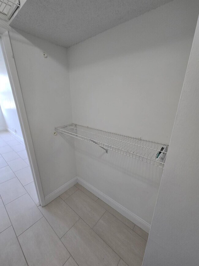 Building Photo - 336 N Birch Rd