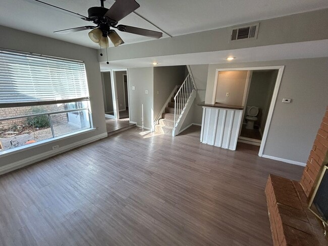 Building Photo - Enjoy a convenient and stylish living!