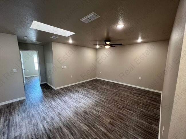 Building Photo - New Spacious 2 bedroom 2 bath Duplex.