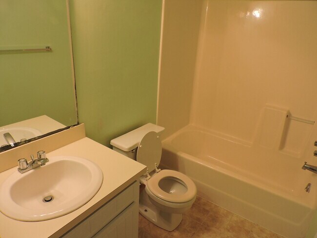 Building Photo - 118 Village Ct