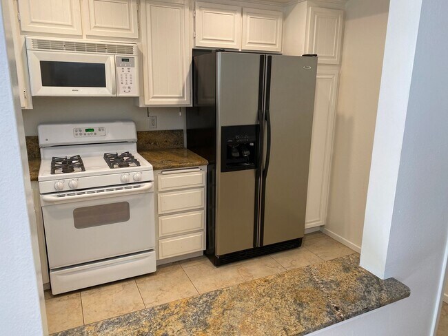 Building Photo - Spacious and Renovated Santa Monica Townho...