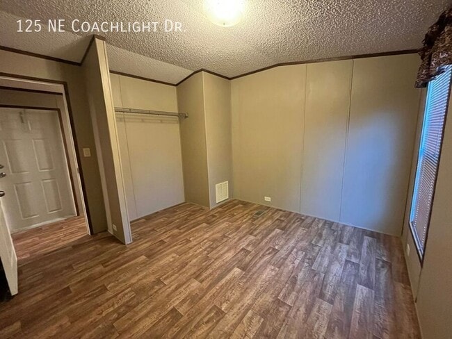 Building Photo - 125 Coachlight Dr