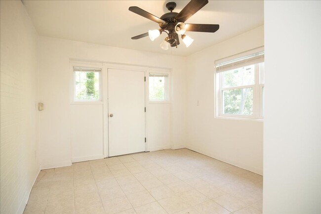 Building Photo - Newly Renovated 2/2 Duplex Unit Minutes Fr...