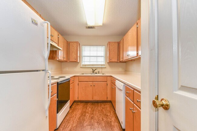 Building Photo - 3 Bedroom, 2 Bath Home with Fully Fenced Yard – Pet Friendly!