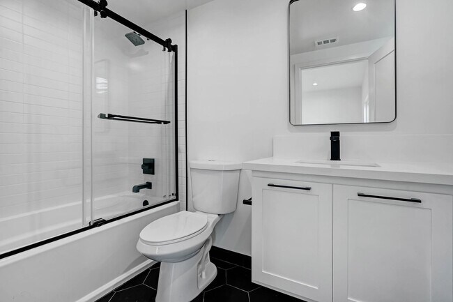 Building Photo - 5 Bedroom / 4 bathroom Fully Detached Townhouse in Echo Park with Private Garage