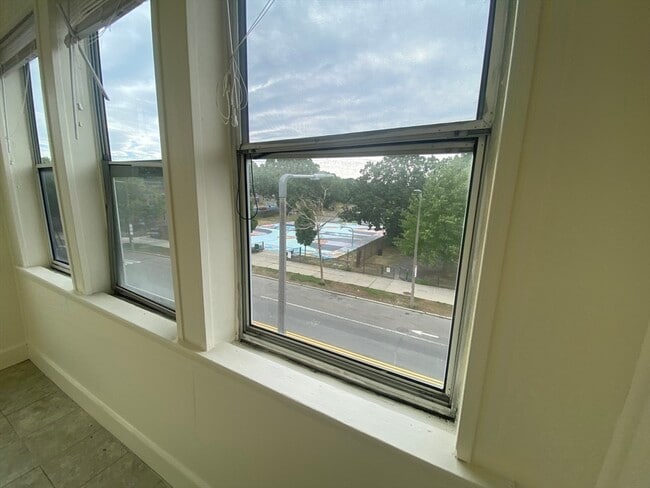 Building Photo - 130 Talbot Ave