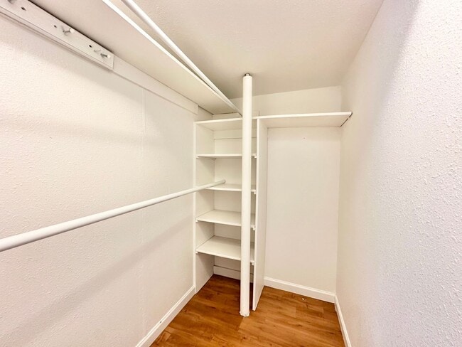 Building Photo - Modern and Spacious Duplex Style Home with...