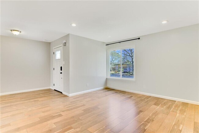 Building Photo - 5204 Creekline Dr