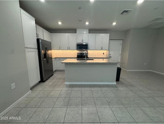 Building Photo - 775 E Furness Dr