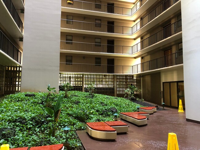 Building Photo - Park at Pearlridge! 2 bdrm, 2 bath, covere...