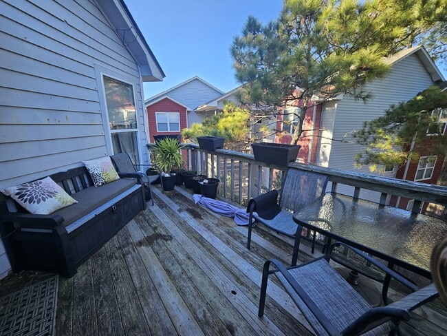 Building Photo - 700 W 1st St