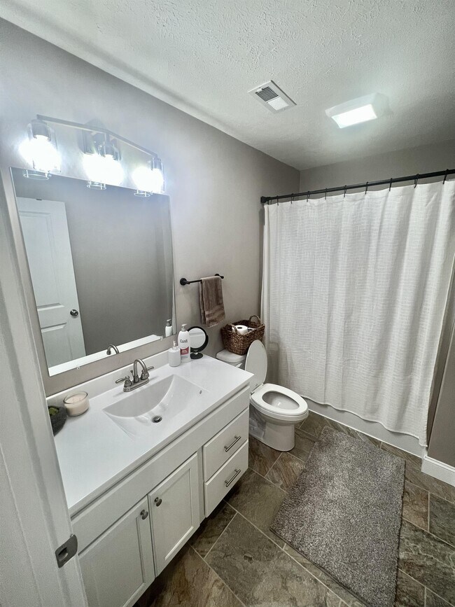 Building Photo - 2034 Mountain Ash Ln