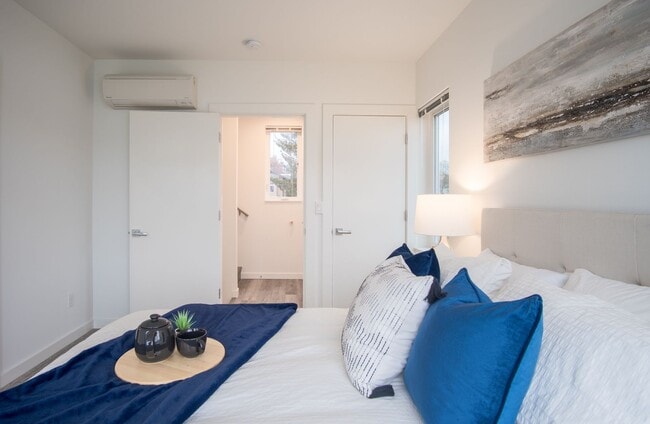 Building Photo - Modern 3BR/3BA Townhouse with Rooftop Views in Yesler Terrace