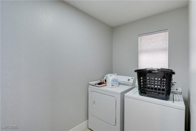 Building Photo - 20 Fantasia Ln