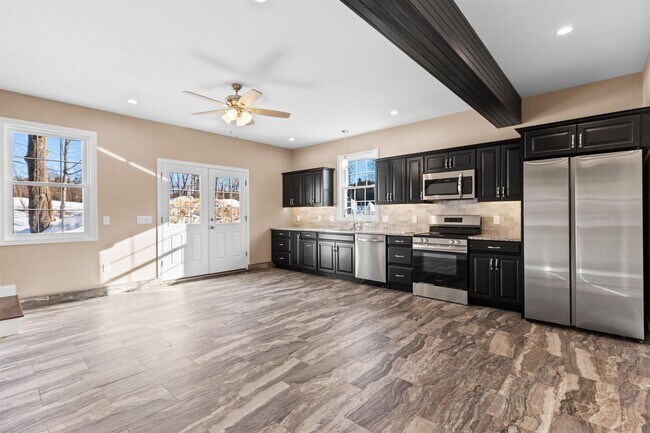 Building Photo - 6 Latchkey Ln