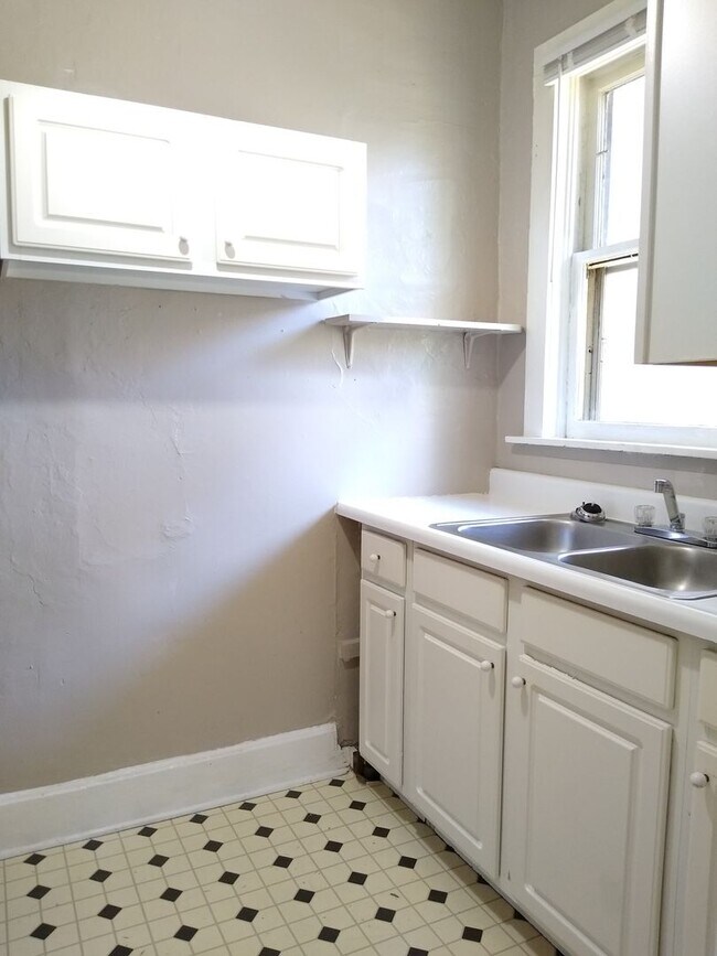 Building Photo - Top Floor 1 Bedroom in Historic Capitol Hill
