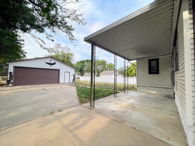 Building Photo - 3 Bedroom With Oversized Garage