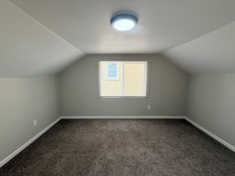 Building Photo - This beautifully updated 3-bedroom, 1-bath single-family home is ready for move-in!