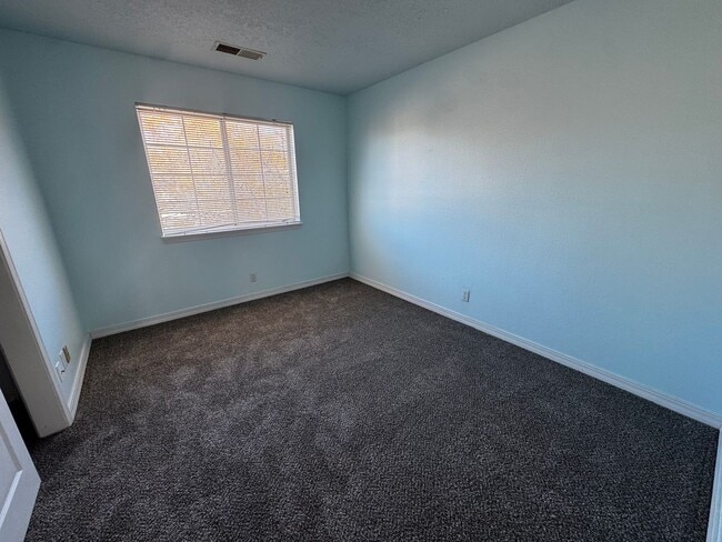 Building Photo - Beautiful 3 bedroom 2 bathroom home.