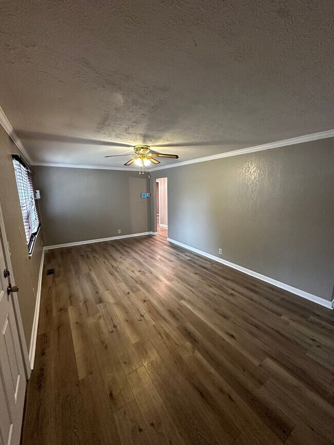 Building Photo - 3 Bedroom 1 bath