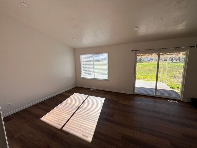 Building Photo - Beautifully Remodeled 4 Bed / 2 Bath Home in Stansbury Park