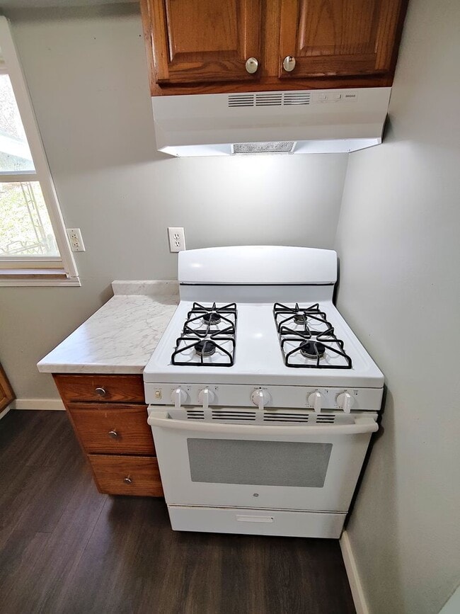 Building Photo - *Recently Updated 2BD/1BA Duplex Available in Carrick*