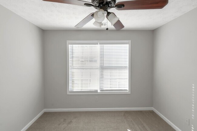 Building Photo - Spacious 4-Bedroom Split Foyer with 3 Bath...