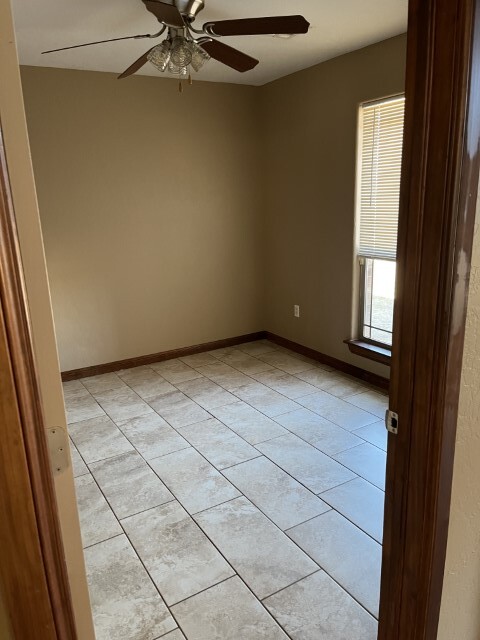 Building Photo - 394 NE Simmons Cir