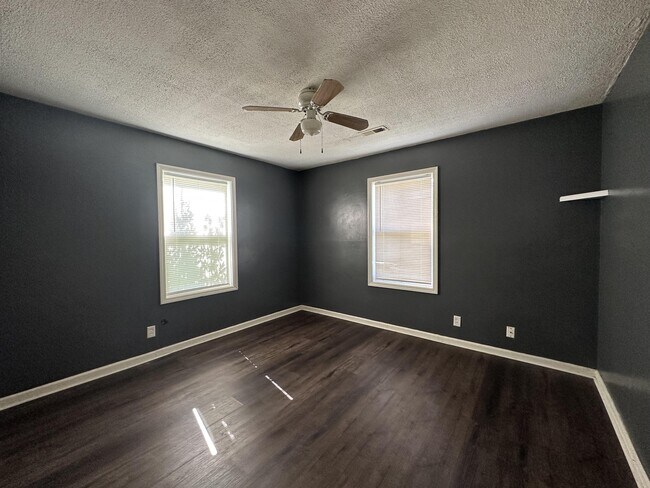 Building Photo - 1332 N Erie St