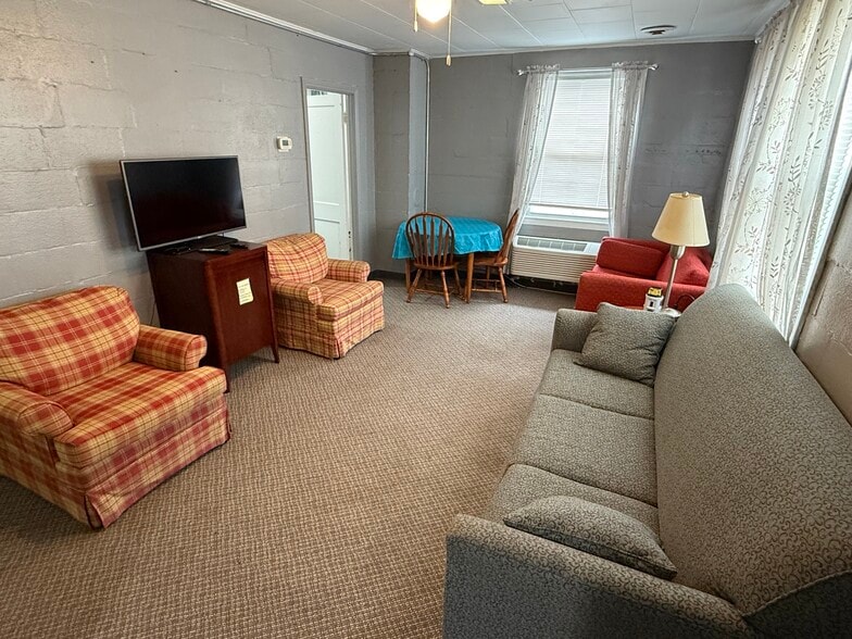 Primary Photo - 242 N Worthy St