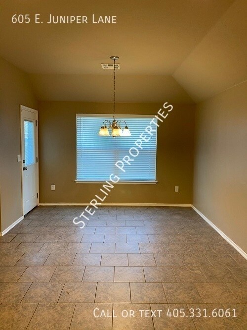 Building Photo - 605 E Juniper Ln