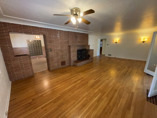 Building Photo - Retro 50's style home all on one level in ...