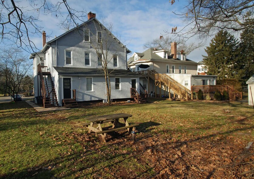 Building Photo - 439 E Main St