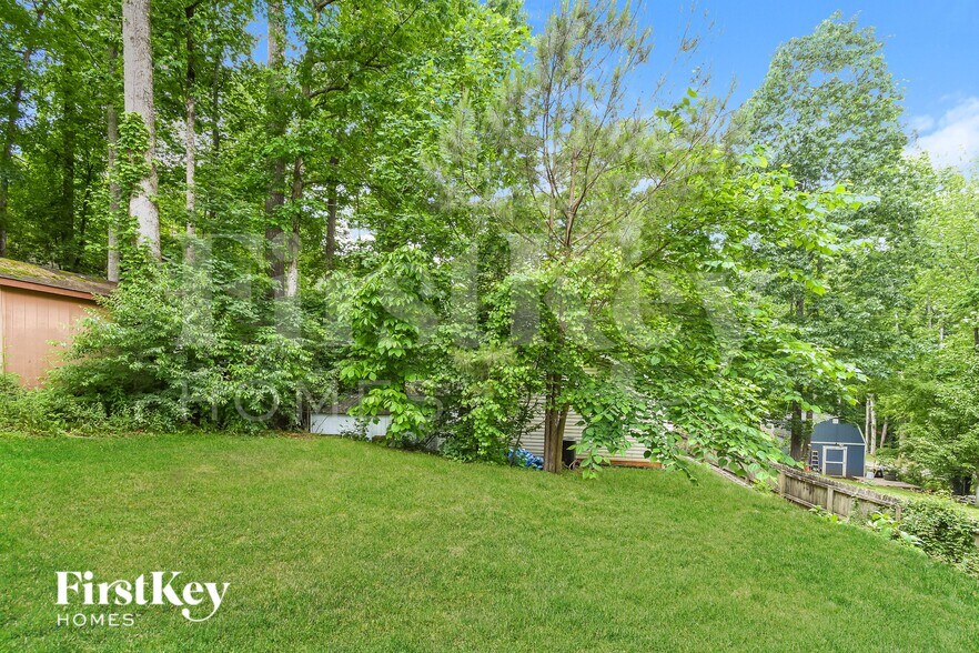 Building Photo - 2520 Belaire Dr