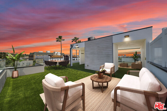 Building Photo - 733 N Gramercy Pl