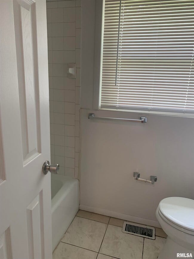 Building Photo - 6411 N Randwick Rd