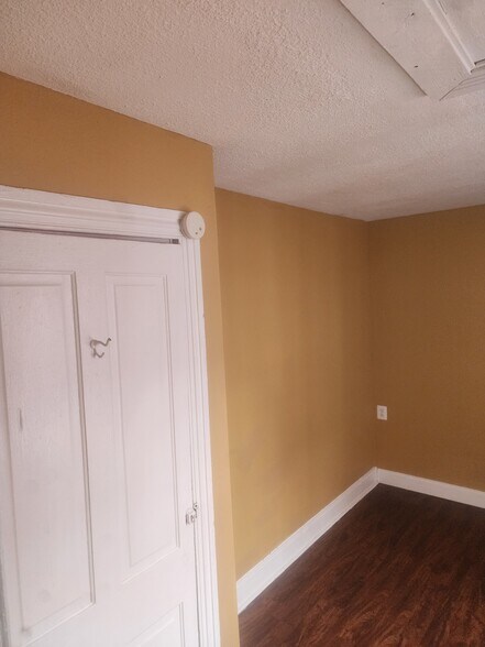 Building Photo - 40 Maple St