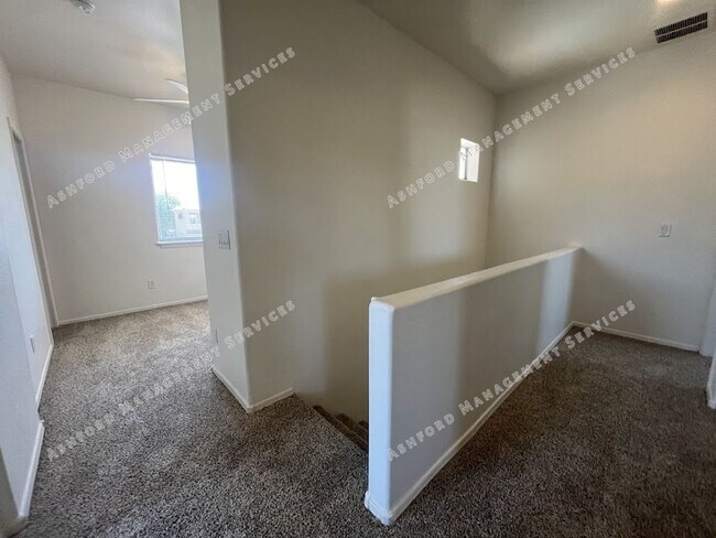 Building Photo - Spacious 3-Bedroom Plus Den in Prime Glendale Location – $900 Off Move-In