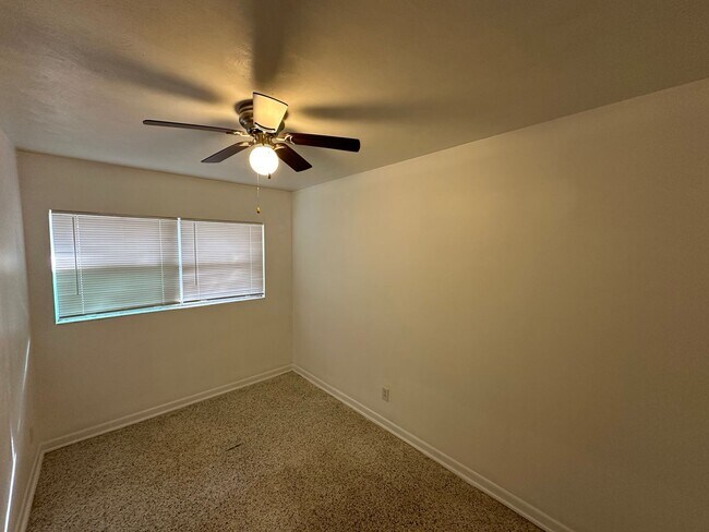 Building Photo - 2 Bedroom, 1 Bath Duplex in Leesburg!