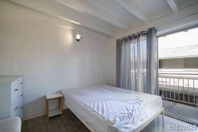 Building Photo - Furnished Alamoana-Kakaako 2nd Floor Unit (Piikoi St)