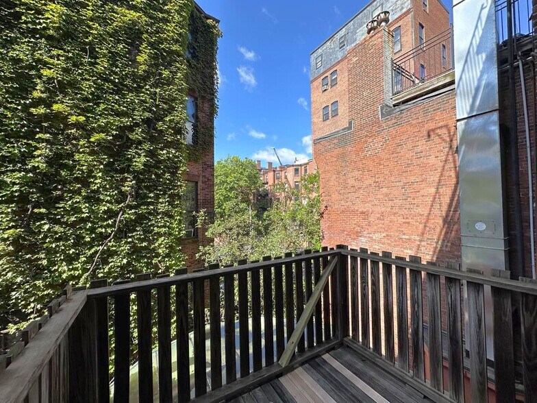 Building Photo - 32 Gloucester St