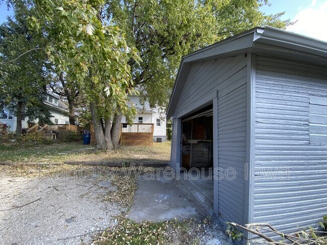 Building Photo - 1622 E 8th St