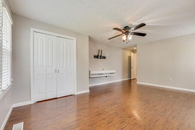 Building Photo - 4221 Maplewood St