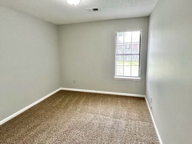 Building Photo - Now Leasing A 5 Bedroom 2 Bath Home In Memphis. Availalbe Now