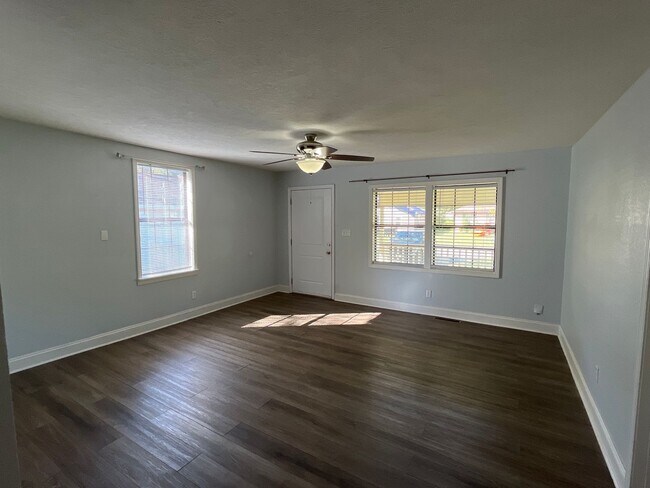 Building Photo - Charming, Spacious 3 bedroom 2 bath