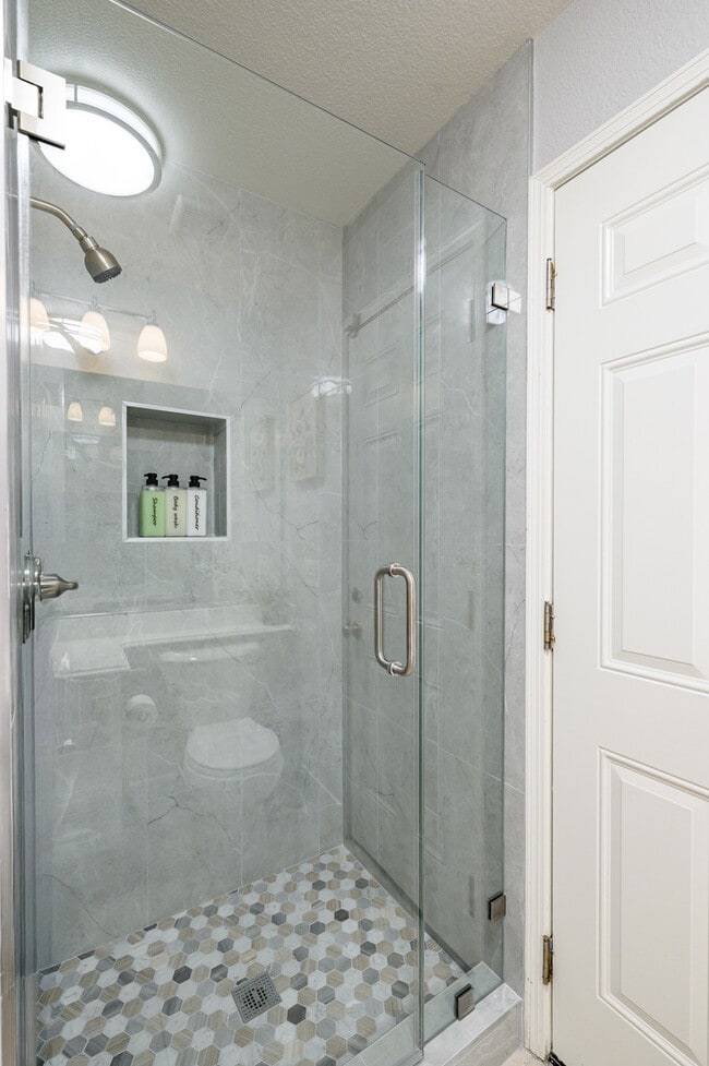 Building Photo - 10919 Mirador Dr