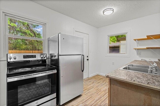 Building Photo - 2206 Rountree Dr