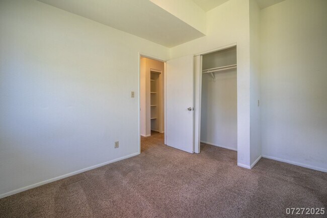 Building Photo - Beautiful and Large 3 bedroom 2.5 bath SFH...