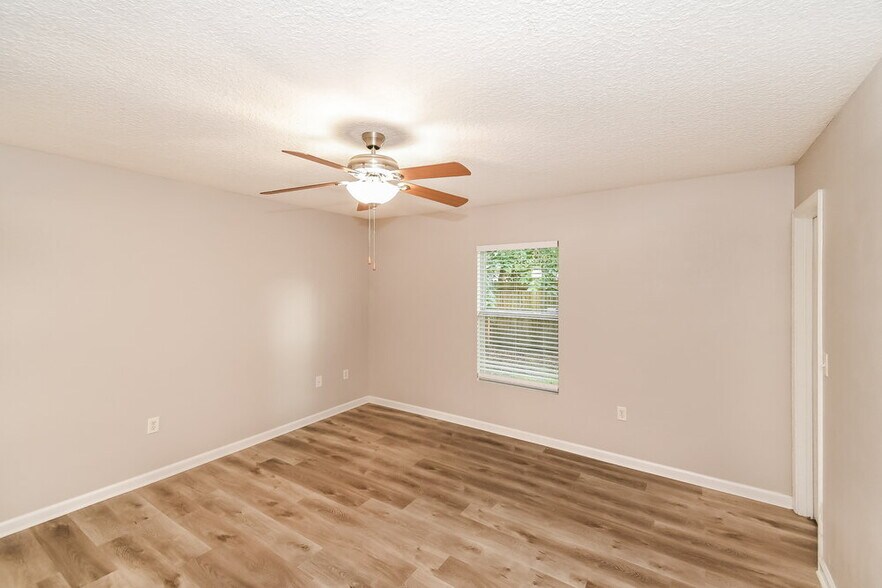 Building Photo - 2140 Thomas Ct