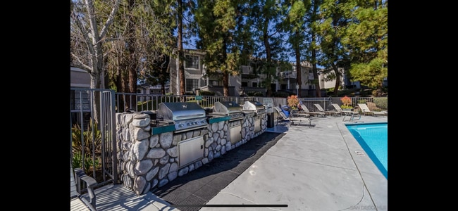 Building Photo - 15094 Avenida Venusto